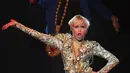 Dalam setiap penampilannya Miley selalu mengusung konsep seksi dan sensual, bahkan untuk kostumnya yang berbentuk uang ini. (Bintang/EPA)