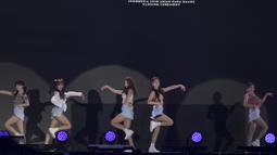 Girlband K-Pop, AOA, tampil pada upacara penutupan Asian Para Games di Stadion Madya Senayan, Jakarta, Sabtu (13/10). (Bola.com/Vitalis Yogi Trisna)