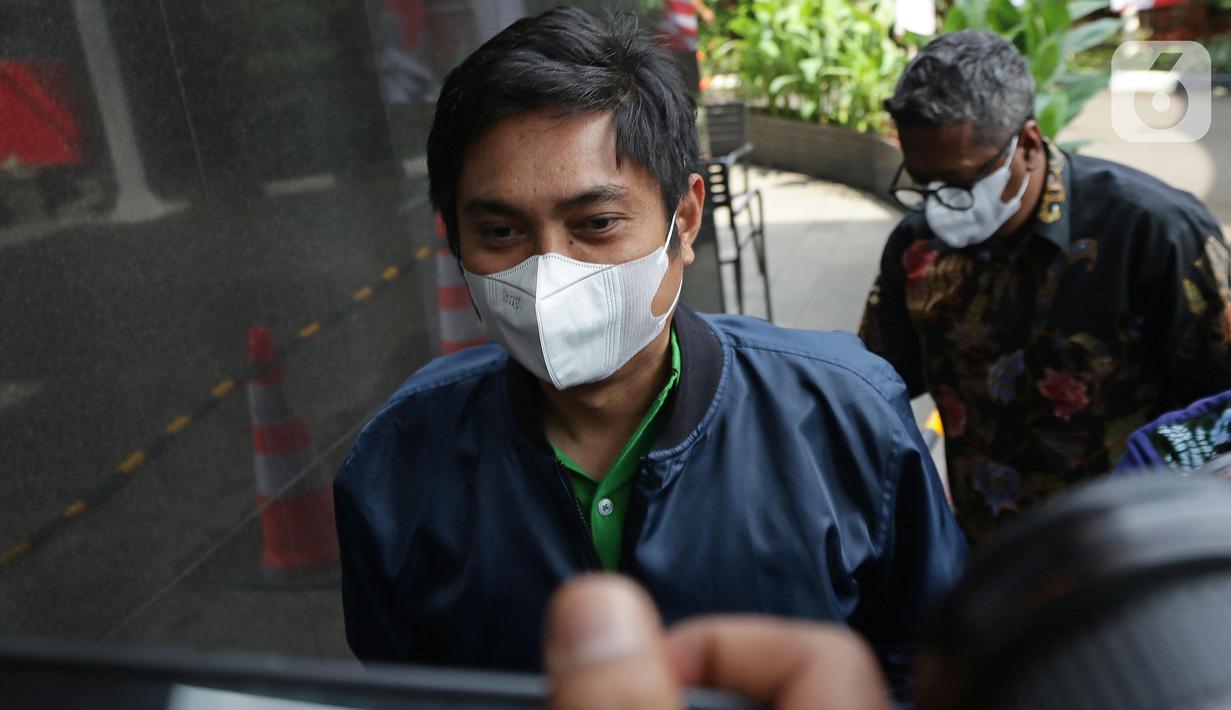 <p>Bupati Tanah Bumbu periode 2010-2015 dan 2016-2018 yang juga kader Partai Demokrasi Indonesia Perjuangan (PDI-P), Mardani H. Maming saat tiba di Gedung KPK, Jakarta, Kamis (28/7/2022). Sebelumnya, KPK menetapkan Mardani H Maming masuk dalam Daftar Pencarian Orang (DPO) terkait kasus dugaan suap dan gratifikasi izin usaha pertambangan di Kabupaten Tanah Bumbu, Kalimantan Selatan. (Liputan6.com/Helmi Fithriansyah)</p>