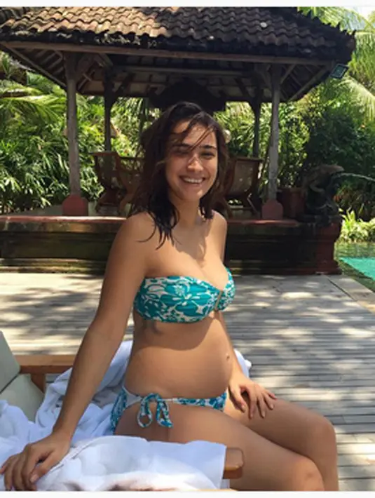 Alexandra Gottardo mengabadikan kehamilan pertamanya. "Me and my coming soon babyð nothing more important in this world, you are my world," tulis Alex, suaminya sebagai keterangan foto. (Instagram)