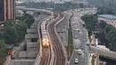 Rangkaian kereta Lintas Raya Terpadu (LRT) Jabodebek melintas di kawasan Kuningan,  Jakarta, Rabu, 15 Juli 2026. (KLY/Arie Basuki)