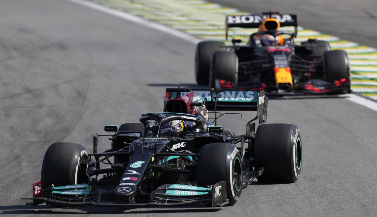 Sempat terjadi pertarungan sengit saat Hamilton akan menyalip Verstappen pada lap 48. Namun Hamilton akhirnya berhasil menikung Verstappen di 10 lap berikutnya. (AP Photo/Andre Penner)