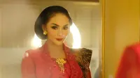 Krisdayanti  tampil mempesona dalam balutan kebaya kutubaru warna merah dan rok jarik batik Sogan Solo motif parang yang menggambarkan kerendahan hati dengan pesan moral semangat yang tak pernah padam saat pelantikan sebagai wakil rakyat. (FOTO: Instagram/krisdayantilemos).