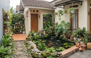 8 Ide Kombinasi Tanaman Hias dan Kolam Ikan untuk Pekarangan Rumah yang Sempit