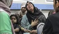 Seorang wanita menangis usai serangan di RS Gaza, Selasa 17 Oktober 2023. Dok: AP Photo/Abel Khaled