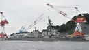 Kondisi kapal perusak USS Fitzgerald usai bertabrakan dengan kapal dagang di di pelabuhan Yokosuka, Jepang (17/6). Akibat tabrakan itu, tujuh personel AL Amerika Serikat sempat hilang dan akhirnya ditemukan tewas. (AFP Photo/Kazuhiro Nogi)