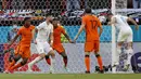 Bek timnas Republik Ceko Tomas Holes (kanan) mencetak gol ke gawang Belanda pada babak 16 besar Euro 2020 di Puskas Arena, Budapest, Minggu (27/6/2021). Belanda yang bermain dengan 10 pemain setelah turun minum secara mengejutkan disingkirkan Ceko usai kalah 0-2. (Bernadet Szabo/Pool via AP)