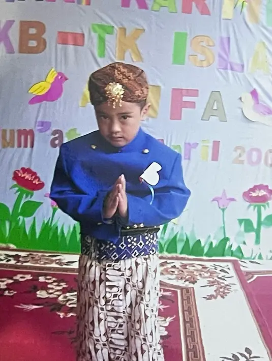 Kini, Abidzar sudah berusia 22 tahun pada bulan April lalu. Paras tampan adik Adiba ini membuatnya makin jadi idola anak muda saat ini. Demi membantu ekonomi keluarga, Abidzar juga rela putus sekolah. [Instagram/abidzar73]