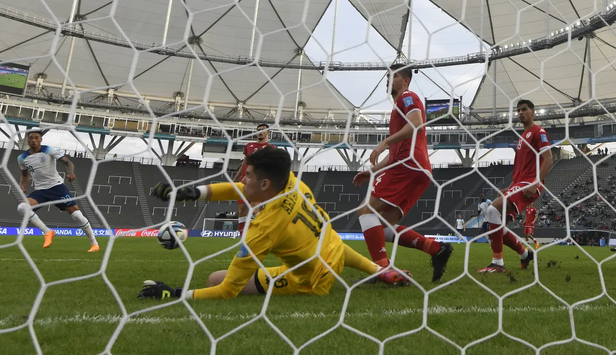 Kiper Timnas Tunisia U-20, Dries Arfaoui sukses memblok tendangan striker Timnas Inggris U-20, Daniel Jebbison pada laga Grup E Piala Dunia U-20 2023 di Unico Diego Armando Maradona Stadium, La Plata, Argentina, Selasa (23/5/2023) dini hari WIB. (AP Photo/Gustavo Garello)