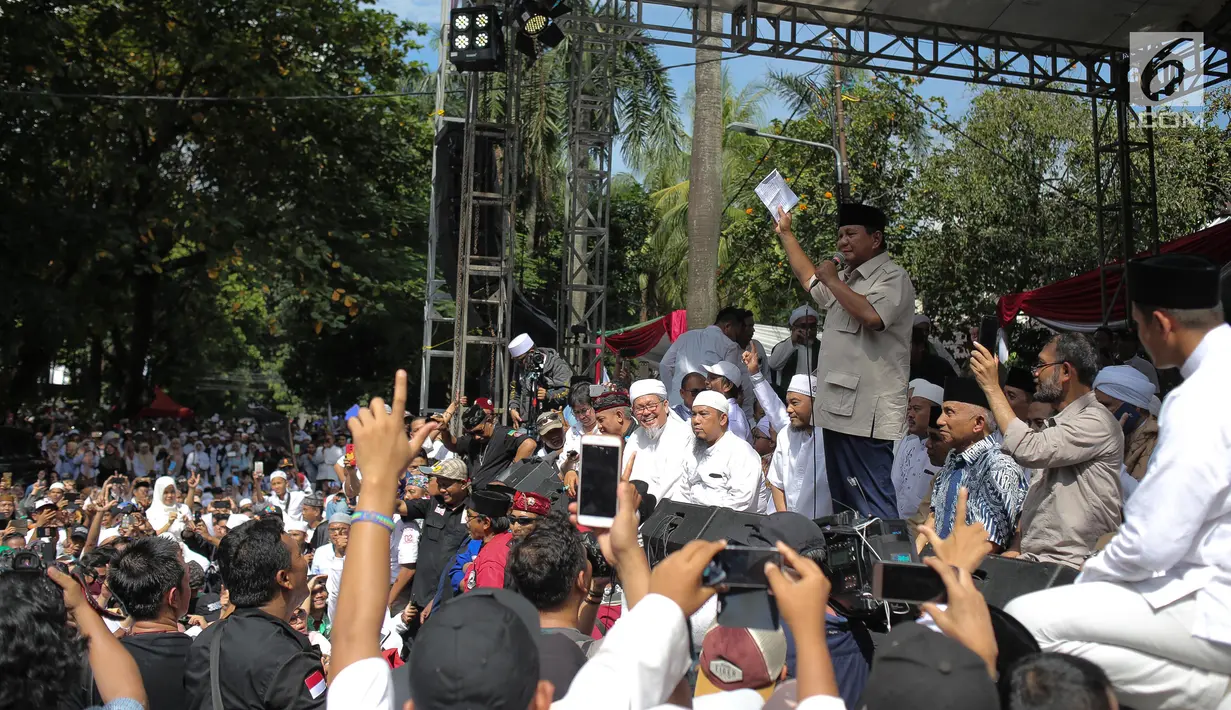 Capres 02 Prabowo Subianto memberi sambutan saat menghadiri syukuran kemenangan di kediaman Prabowo, di Kertanegara, Jakarta, Jumat (19/4). Dalam acara syukuran klaim kemenangan Pilpres 2019 tersebut, Prabowo tidak didampingi Sandiaga Uno. (Liputan6.com/Faizal Fanani)