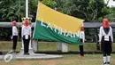 Anggota Paskibraka berlatih mengibarkan bendera di Lapangan PP PON Cibubur, Jakarta, Kamis (11/8). Mereka adalah pemuda-pemudi terpilih yang akan mengibarkan bendera pusaka saat Upacara HUT RI ke-71 di Istana Negara. (Liputan6.com/Yoppy Renato)