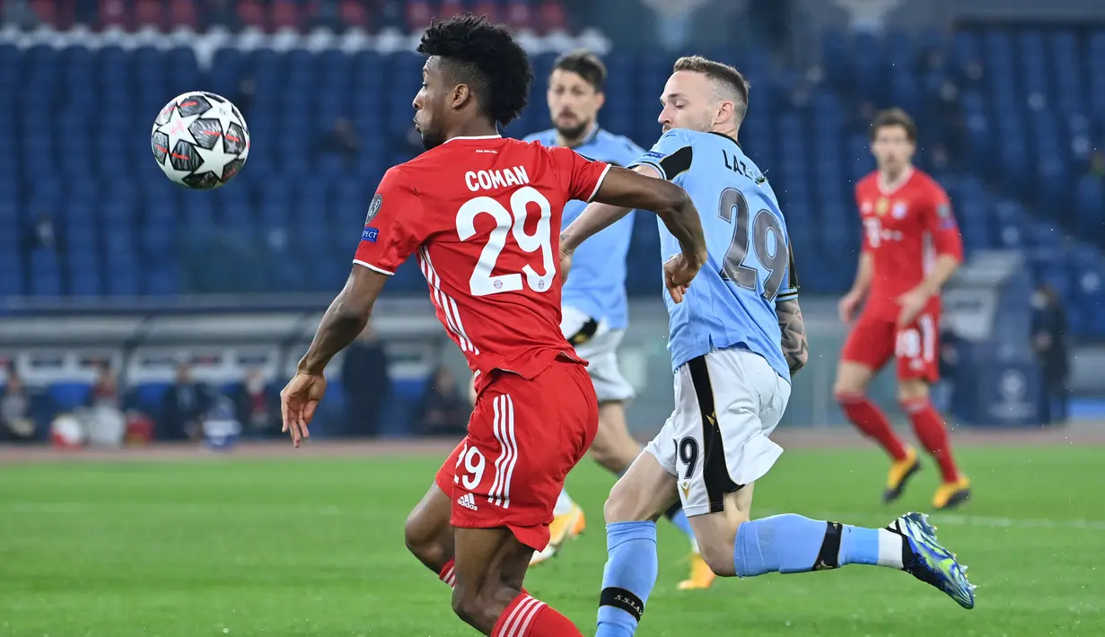Gelandang Bayern Munchen, Kingsley Coman (kiri) menantang gelandang Lazio, Manuel Lazzari dalam pertandingan leg pertama babak 16 besar Liga Champions, di Stadion Olimpico, Roma, Rabu (24/2) dini hari WIB. Bayern Muenchen sukses meraih kemenangan 4-1 atas tuan rumah Lazio. (Alberto PIZZOLI / AFP)