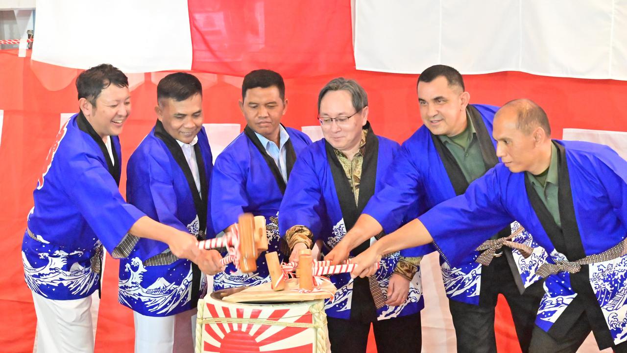 Trandisi Pemecahan Tong Sake Jepang