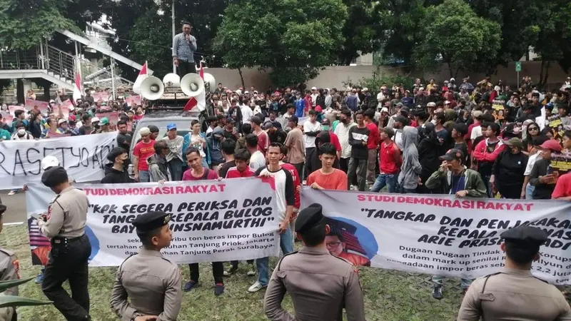 Studi Demokrasi Rakyat (SDR) dan kelompok mahasiswa dan pemuda berunjuk rasa di Gedung Merah Putih KPK, Kuningan, Jakarta Selatan (Istimewa)