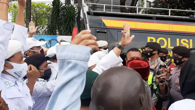 Massa Aksi 1812 Sudah Berkumpul Untuk Menyampaikan Aspirasi Membebaskan Pimpinan FPI Rizieq Shihab.