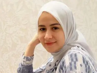 Aktris FTV Rina Diana menjadi sorotan setelah mengubah penampilannya dengan balutan hijab. Tahun 2011, Rina Diana memutuskan memeluk agama Islam. Dan setelah kurang lebih 11 tahun menjadi seorang mualaf, Rina akhirnya memutuskan mantap berhijab. (Instagram/ rinadiana_8)