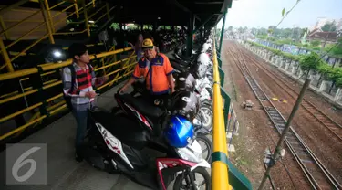 Juru parkir menata kendaraan roda dua di Taman Parkir Abu Bakar Ali, Yogyakarta, Rabu (6/4).Taman parkir pengganti Malioboro kini menjadi kantong parkir utama bagi pengunjung yang ingin ke Malioboro. (Liputan6.com/Boy Harjanto)