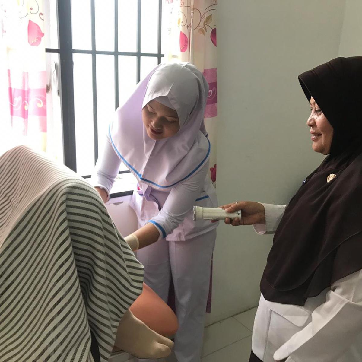 ilustrasi pemasangan IUD
