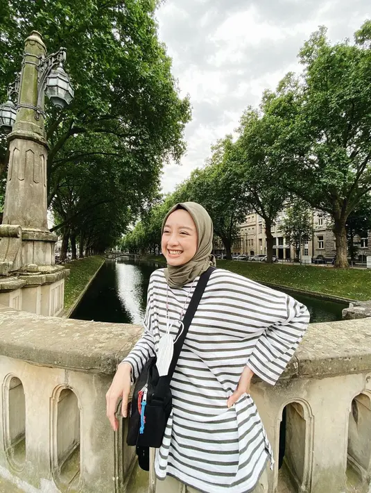 Meski tampak simpel dan sederhana, gaya berpakaian Gita Savitri Devi ini dipuji warganet. Bahkan tak jarang netizen salah fokus dengan baju atau hijab yang dikenakan Gita. Unggah foto candid sembari pamer senyum sumringah, pesona penulis buku A Cup of Tea ini bikin pangling. (Liputan6.com/IG/@gitasav)