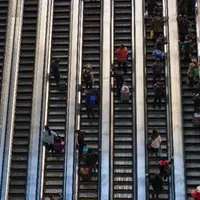 Seorang ibu tewas terjepit tangga jalan (eskalator) di China. Seluruh Negeri Tirai Bambu itu langsung 'paranoid'.