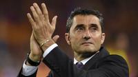 6. Ernesto Valverde, dengan skuat terbatas musim lalu dirinya mampu membawa Athletic Bilbao ke Liga Champions. Meski belum memiliki prestasi, namun tim asuhannya kerap memiliki gaya bermain menyerang. (AFP/Lluis Gene)