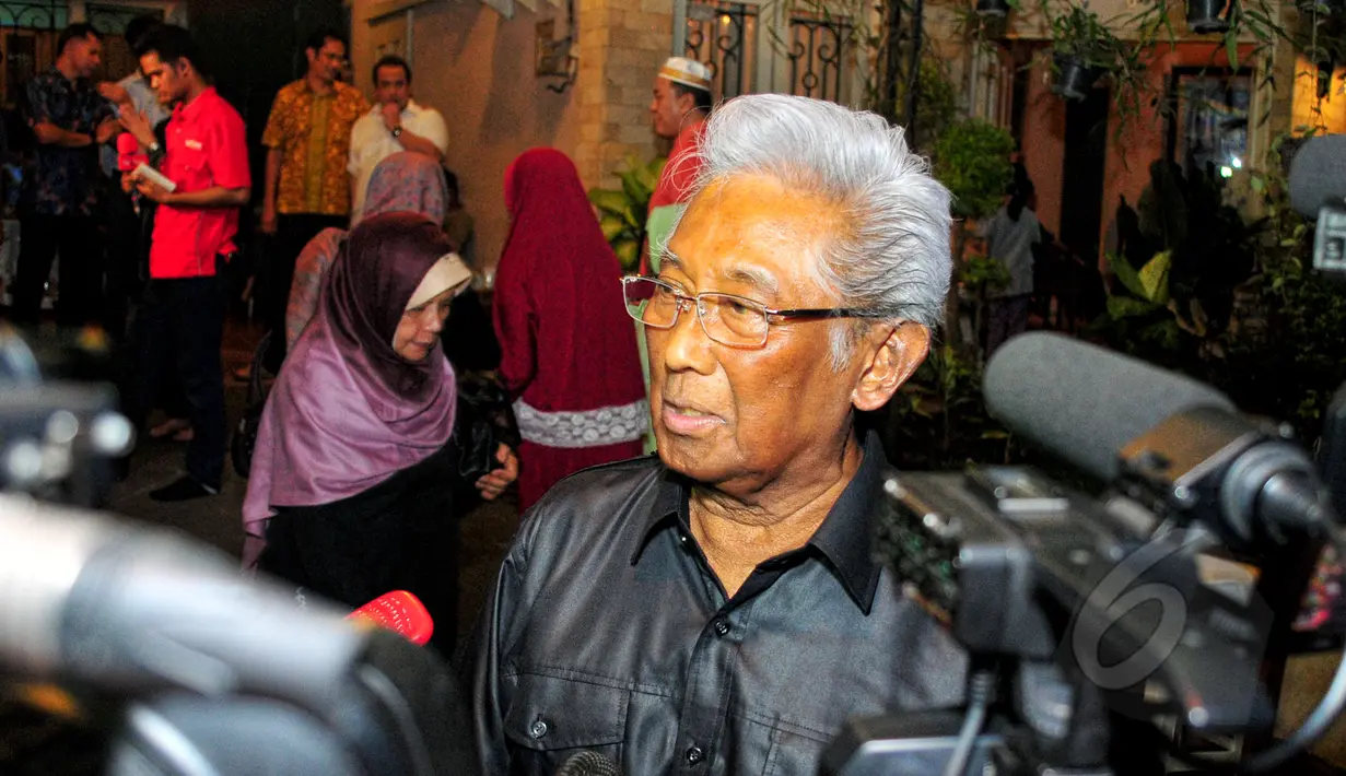 Pengacara Senior Adnan Buyung Nasution terlihat melayat almarhum mantan hakim agung Benjamin Mangkudilaga di rumah duka di Jakarta Selatan, Kamis (21/5/2015). Benjamin‎ meninggal karena sakit jantung yang dideritanya. (Liputan6.com/Yoppy Renato)