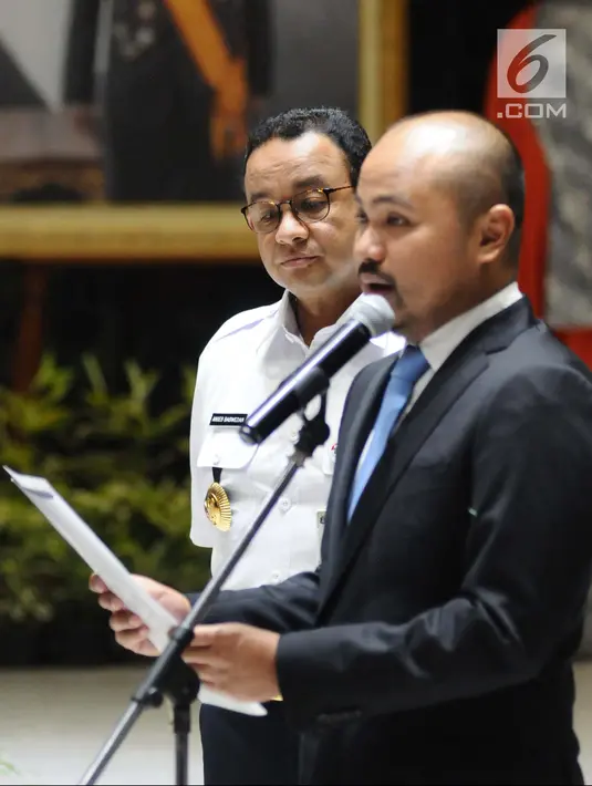 Ketua Umum HIIPMI Jaya Afifuddin Suhaeli Kalla saat melantik anggota HIPMI Jaya di Balai Kota Jakarta, Rabu (12/12). Sebanyak 151 anggota baru HIPMI Jaya siap berkontribusi mendukung Pemprov DKI Jakarta. (Liputan6.com/Angga Yuniar)