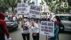 Massa yang tergabung dalam Aliansi Karyawan Hiburan dan Pengusaha Hiburan menggeruduk Balai Kota DKI Jakarta, Selasa (21/7/2020). Kedatangan mereka meminta Gubernur Anies Baswedan untuk membuka kembali tempat hiburan malam yang hingga kini ditutup akibat COVID-19. (Liputan6.com/Faizal Fanani)
