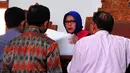 Hakim tunggal  Dahmiwirda saat memeriksa berkas pemohon dan termohon di sidang lanjutan praperadilan Novel Baswedan, PN Jaksel, Senin (8/6/2016). Sidang ditunda karena ada berkas permohonan dari pemohon yang perlu direvisi. (Liputan6.com/Yoppy Renato)