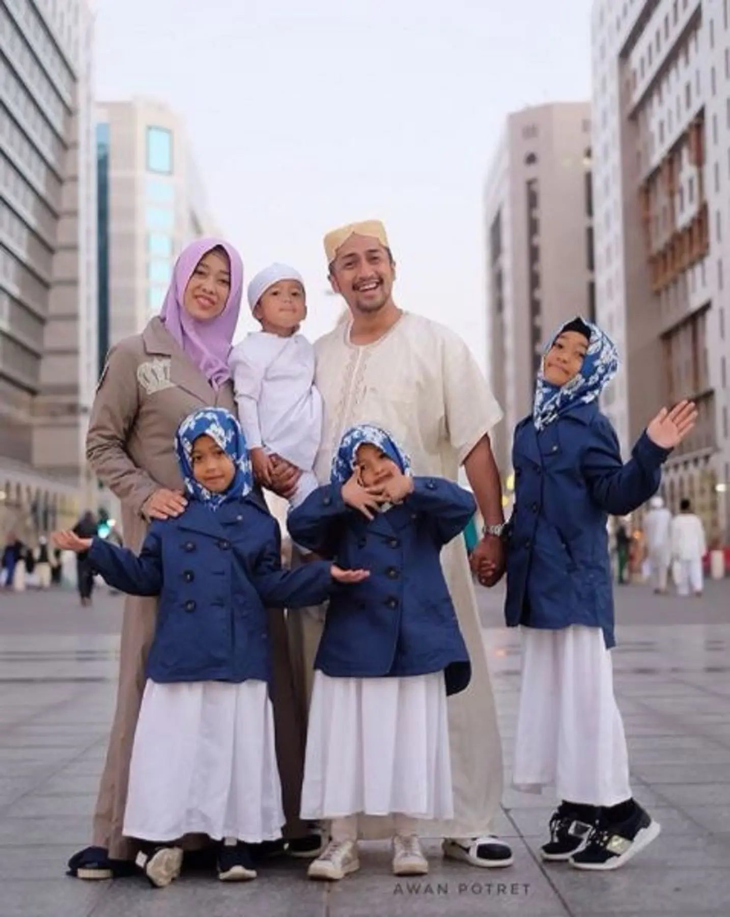 Irfan Hakim bersama  istri dan anak-anaknya saat melaksanakan ibadah umrah (Instagram/@irfanhakim75)