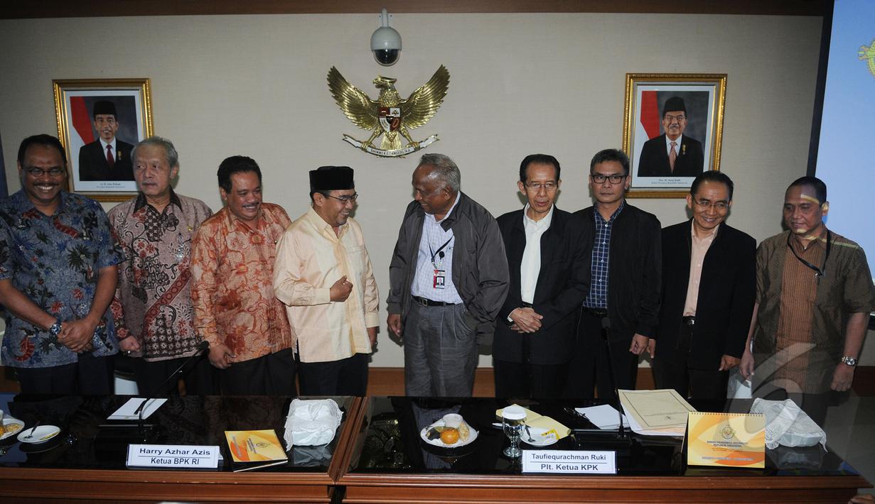 Ketua BPK, Harry Azhar Aziz (berpeci) berbincang dengan Plt Ketua KPK, Taufiequrachman Ruki jelang melakukan pertemuan tertutup di Gedung BPK, Jakarta, Rabu (11/3/2015). (Liputan6.com/Helmi Fithriansyah)