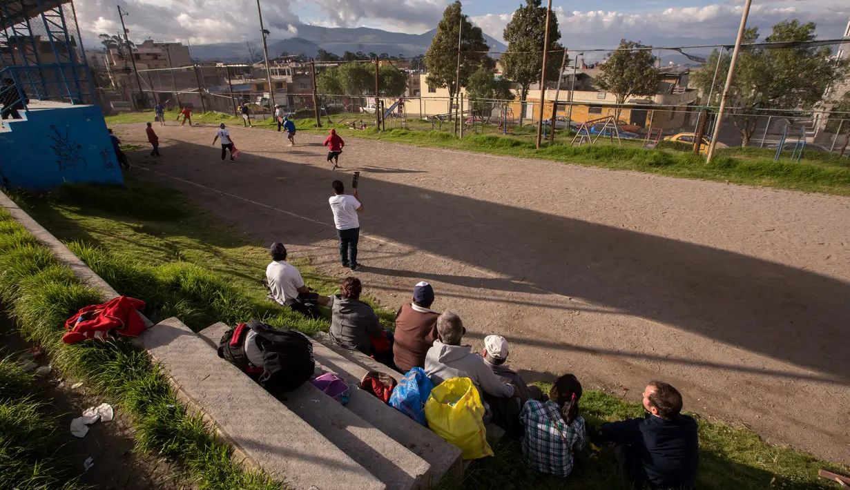 Sejumlah orang menonton pertandingan pelota nacional" atau bola nasional di Quito, Ekuador (24/7). Permainan ini sudah dimainkan sejak abad ke-14 oleh masyarakat adat yang mendiami perbatasan Kolombia dan Ekuador. (AFP Photo/Juan Cevallos)