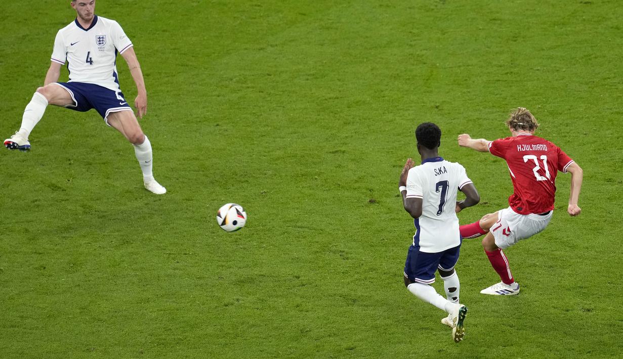 Pemain Denmark, Morten Hjulmand melesatkan gol tendangan jarak jauh ke gawang Inggris pada laga Grup C Euro 2024 di Frankfurt Arena, Frankfurt, Jerman, Jumat (21/06/2024) WIB. (AP Photo/Darko Vojinovic)