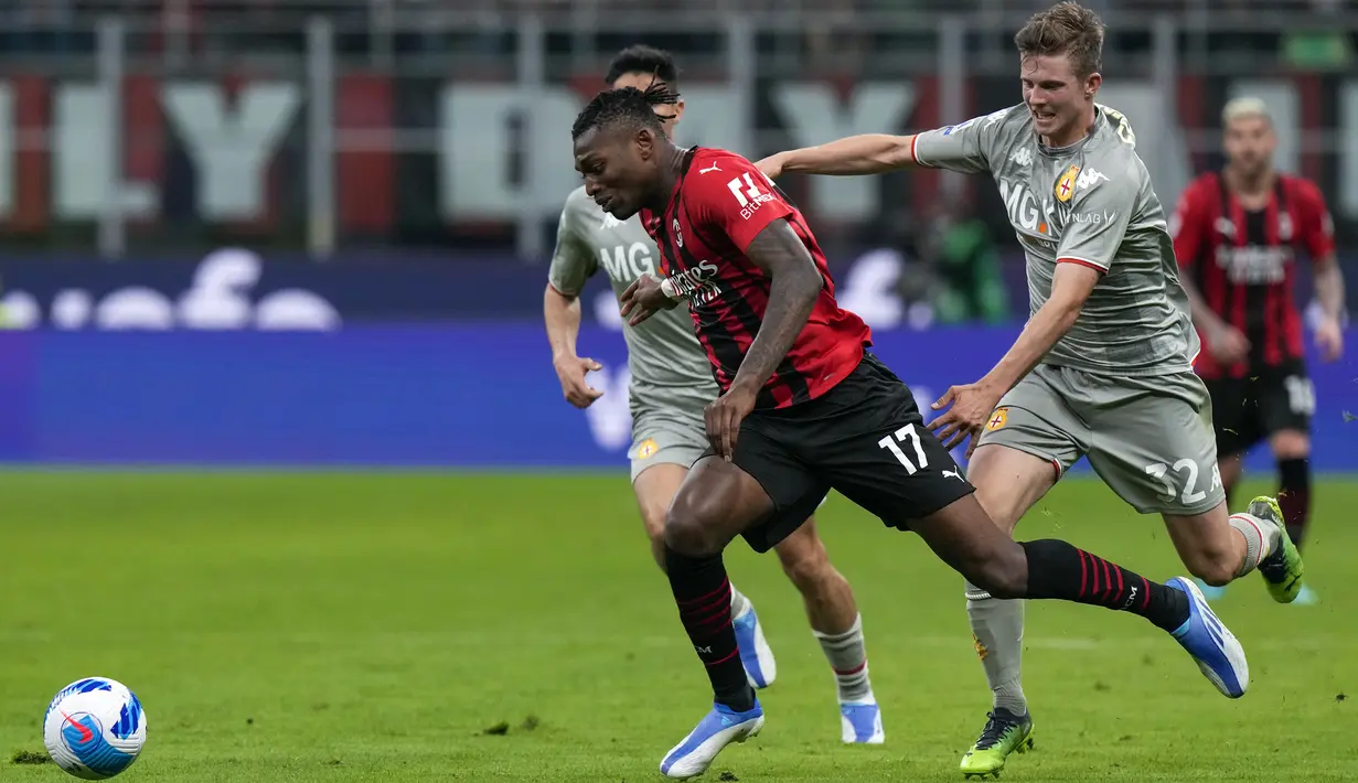 Pemain AC Milan Rafael Leao (kiri) berebut bola dengan pemain Genoa Morten Frendrup pada pertandingan Serie A di Stadion San Siro, Milan, Italia, 15 April 2022. AC Milan menang 2-0. (AP Photo/Luca Bruno)