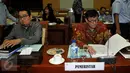 MenkumHAM Yasonna Laoly saat mengikuti Rapat Kerja dengan Komisi I DPR di  Jakarta, Selasa (13/10). Rapat itu membahas RUU tentang pengesahan perjanjian bantuan timbal balik dalam masalah pidana antara Indonesia dan Vietnam. (Liputan6.com/Johan Tallo)