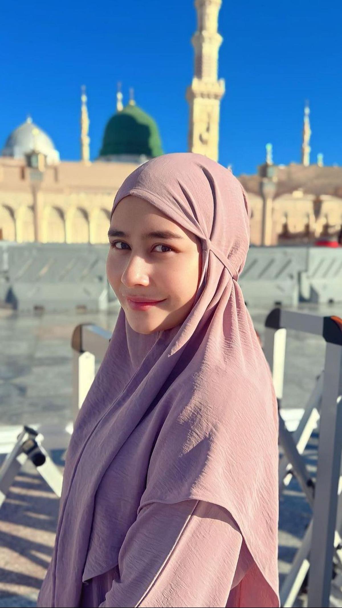 Prilly Latuconsina tengah menjalankan ibadah umroh bersama keluarga.&nbsp;