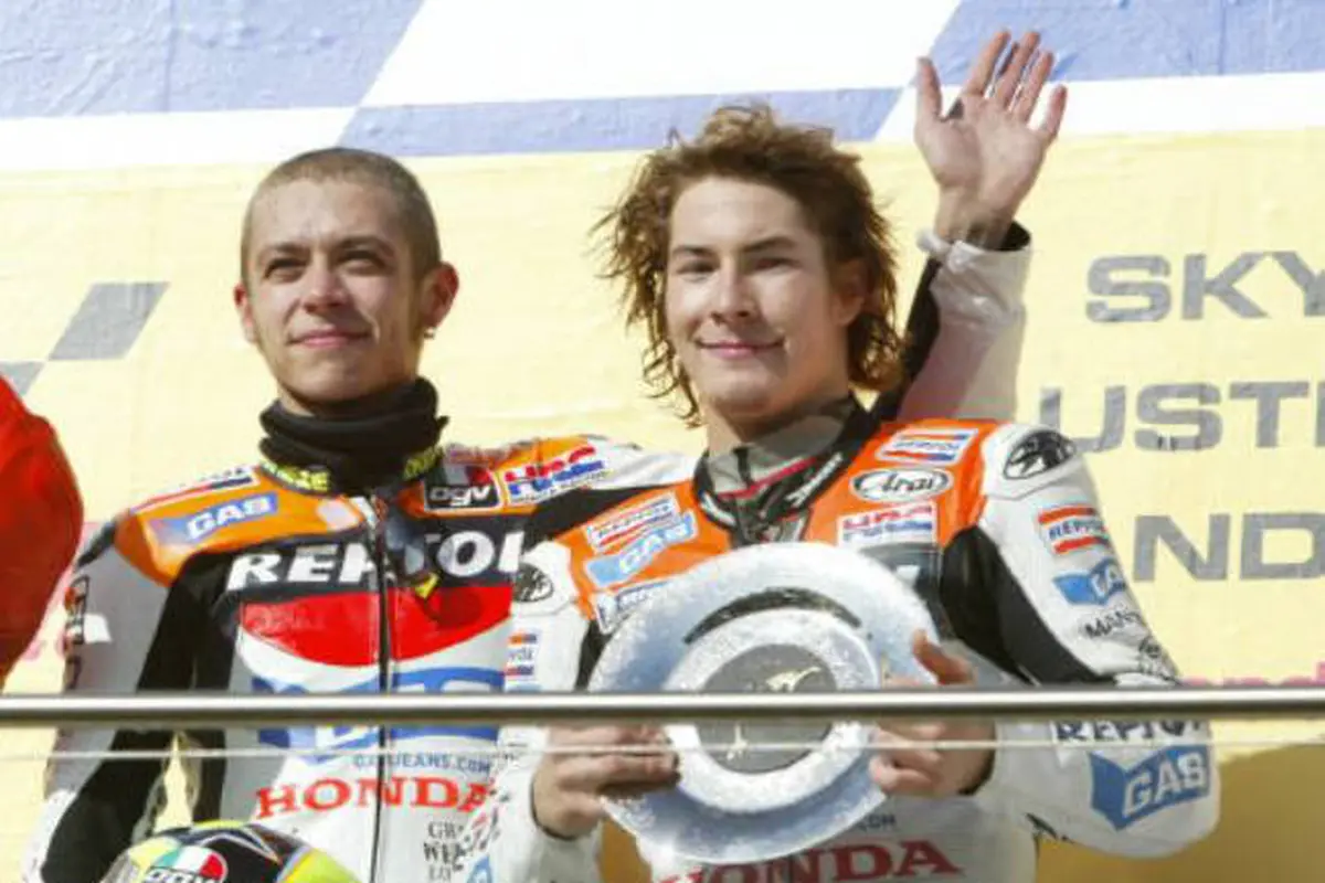 Nicky Hayden (kanan) dan Valentino Rossi.