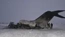 Sebuah pesawat militer AS yang jatuh terlihat di provinsi Ghazni, Afghanistan (27/1/2020). Pesawat jet militer AS itu jatuh di wilayah pegunungan di Afghanistan timur yang merupakan salah satu wilayah kekuasaan kelompok Taliban. (AP Photo/Saifullah Maftoon)