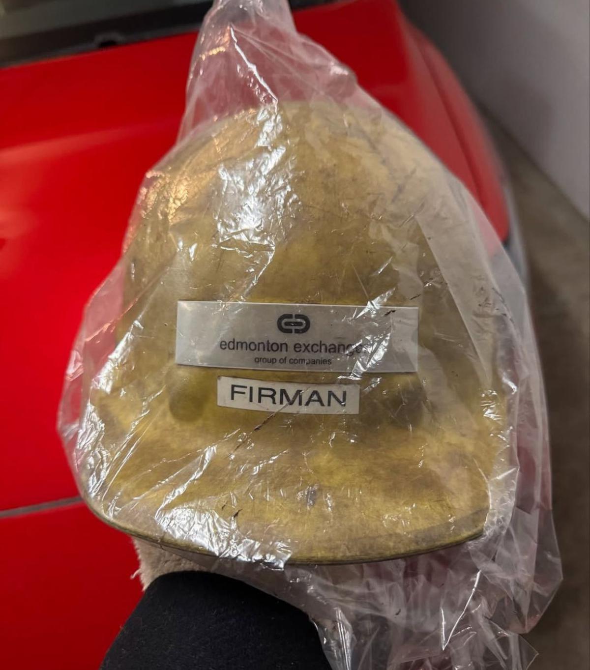 Bye-bye Yellow Hat, Potret Tengku Firmansyah Pakai Helm Biru di Tempat Kerja