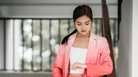 ilustrasi perempuan bekerja/Photo by Napat Seang on Unsplash