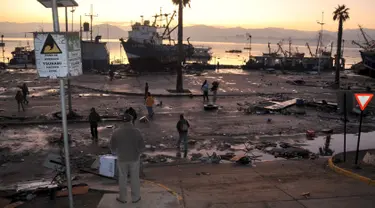 Sejumlah Warga saat berada di tepi pantai usai gempa bumi yang melanda kota Coquimbo, Chile (17/9/2015). Gempa yang menewaskan sekitar sepuluh orang dan memaksa satu juta orang mengungsi dari rumah mereka ke dekat pantai. (REUTERS/Mauricio Ubilla)