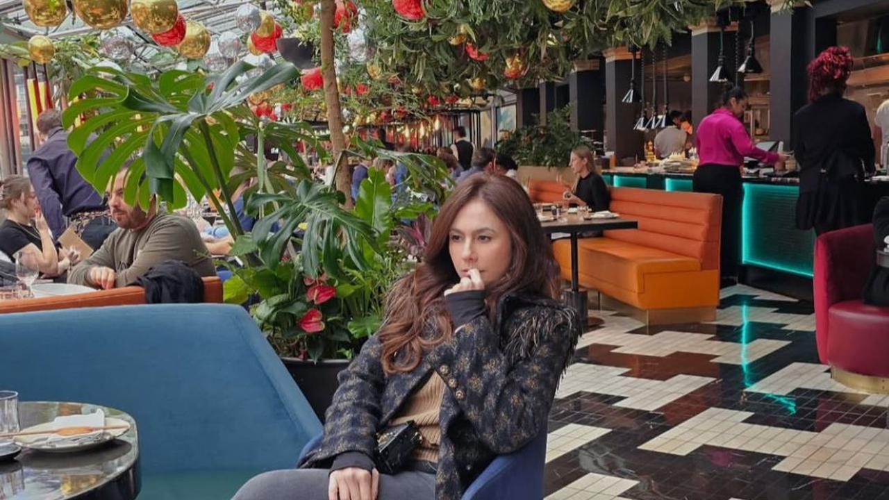7 Potret Gaya Elegan Wulan Guritno saat Liburan di London Bareng Anak yang Jadi Sorotan