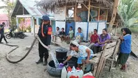 Desa Tilihuwa, Kecamatan Limboto, Kabupaten Gorontalo (kabgor) menerima distribusi air bersih (Arfandi Ibrahim/Liputan6.com)