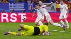 Euro 2024 baru menyelesaikan matchday kedua pada fase grup dengan telah memainkan 24 laga hingga 22 Juni 2024 yang menghasilkan 61 gol, alias 2,54 gol per laganya. Begitu ketatnya tiap laga, 6 gol bunuh diri pun tercipta dari total 61 gol tersebut. Berikut daftar keenam gol bunuh diri tersebut. (AP Photo/Manu Fernandez)