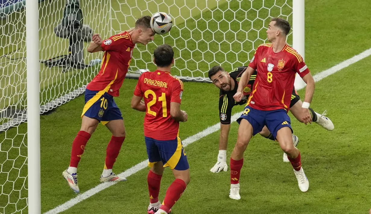 Inggris bisa saja membalikkan keadaan di masa perpanjangan waktu atau babak adu penalti. Namun, penyelamatan brilian Olmo memberi dampak besar untuk kemenangan Matador. (AP Photo/Andreea Alexandru)