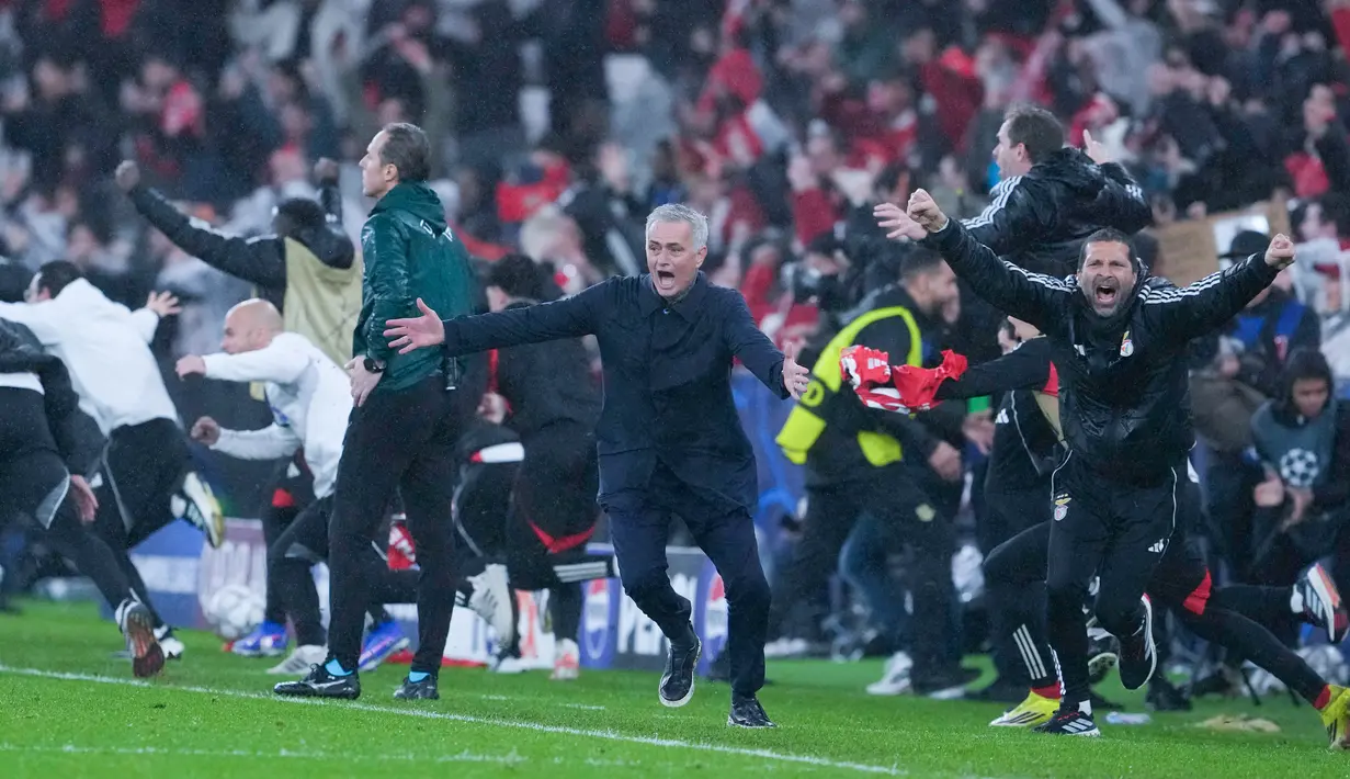 Sebuah momen hampir mustahil terjadi di Estadio da Luz, Lisbon. Ketika waktu hampir habis dan harapan Benfica tampak memudar, justru sang kiper, Anatoliy Trubin, muncul sebagai pahlawan. Gol sundulannya di menit ke-98 menjadi penutup laga penuh drama yang mengantar Benfica asuhan Jose Mourinho ke babak play-off Liga Champions. (AP Photo/Armando Franca)