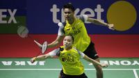 Ganda campuran Indonesia, Tontowi Ahmad / Winny Kandow
, usai dikalahkan Chan Peng Soon / Goh Liu Ying, pada Indonesia Open 2019 di Istora Senayan, Jumat (19/7). Tontowi / Winny kalah 11-21, 21-14 dan 14-21. (Bola.com/Vitalis Yogi Trisna)