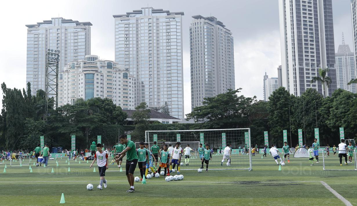 Mantan pemain Timnas Indonesia, Charis Yulianto, memberikan pelatihan kepada pesepak bola cilik di Lapangan Simprug, Sabtu (16/12/2017). Legenda sepak bola Indonesia ikut berpartisipasi pada MILO Football Clinic Day. (Bola.com/M Iqbal Ichsan)