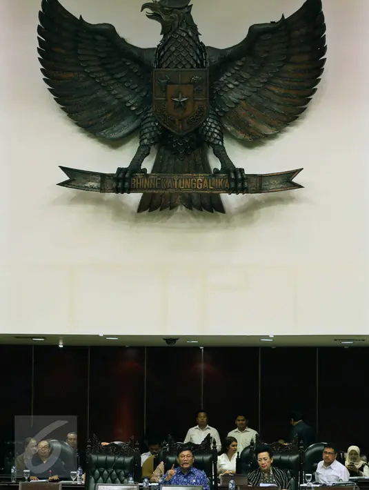 Suasana sidang paripurna luar biasa yang digelar DPD di Gedung DPR, Jakarta, Rabu (5/10). Sidang paripurna luar biasa DPD memutuskan untuk memberhentikan Irman Gusman dari jabatan Ketua DPD. (Liputan6.com/Johan Tallo)
