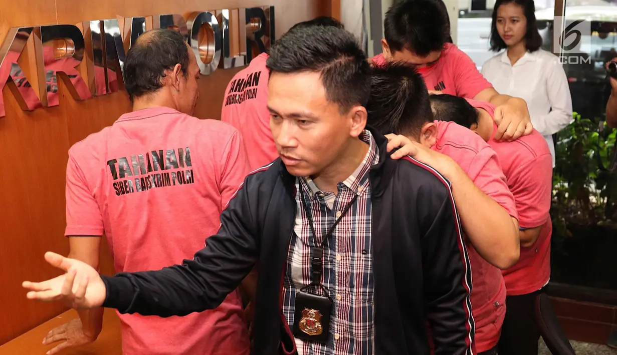 Petugas kepolisian menunjukkan anggota The Family Muslim Cyber Army yang terlibat kasus ujaran kebencian di Direktorat Tindak Pidana Siber Bareskrim Polri, Jakarta (28/2). (Liputan6.com/Immanuel Antonius)